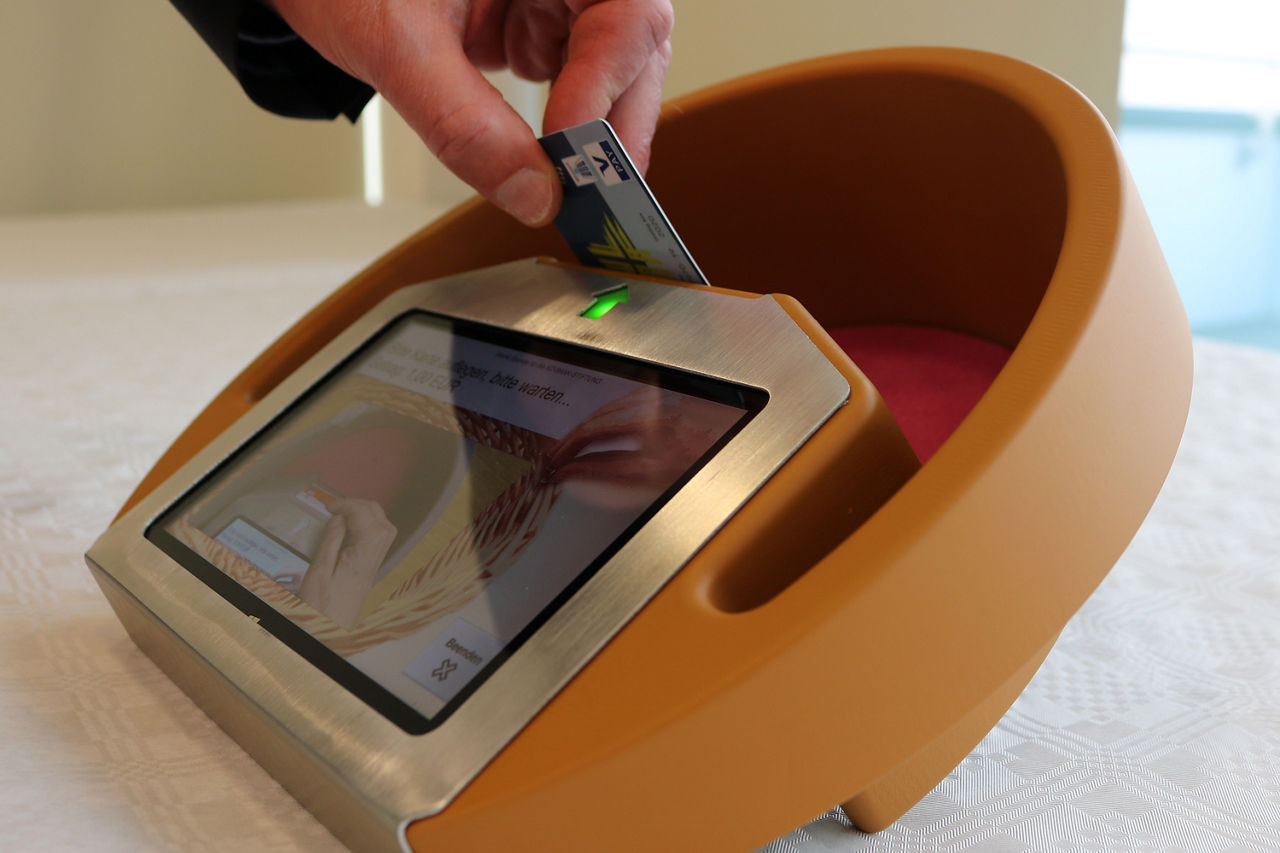 Eine Person spendet über einen digitalen Kollektenkorb