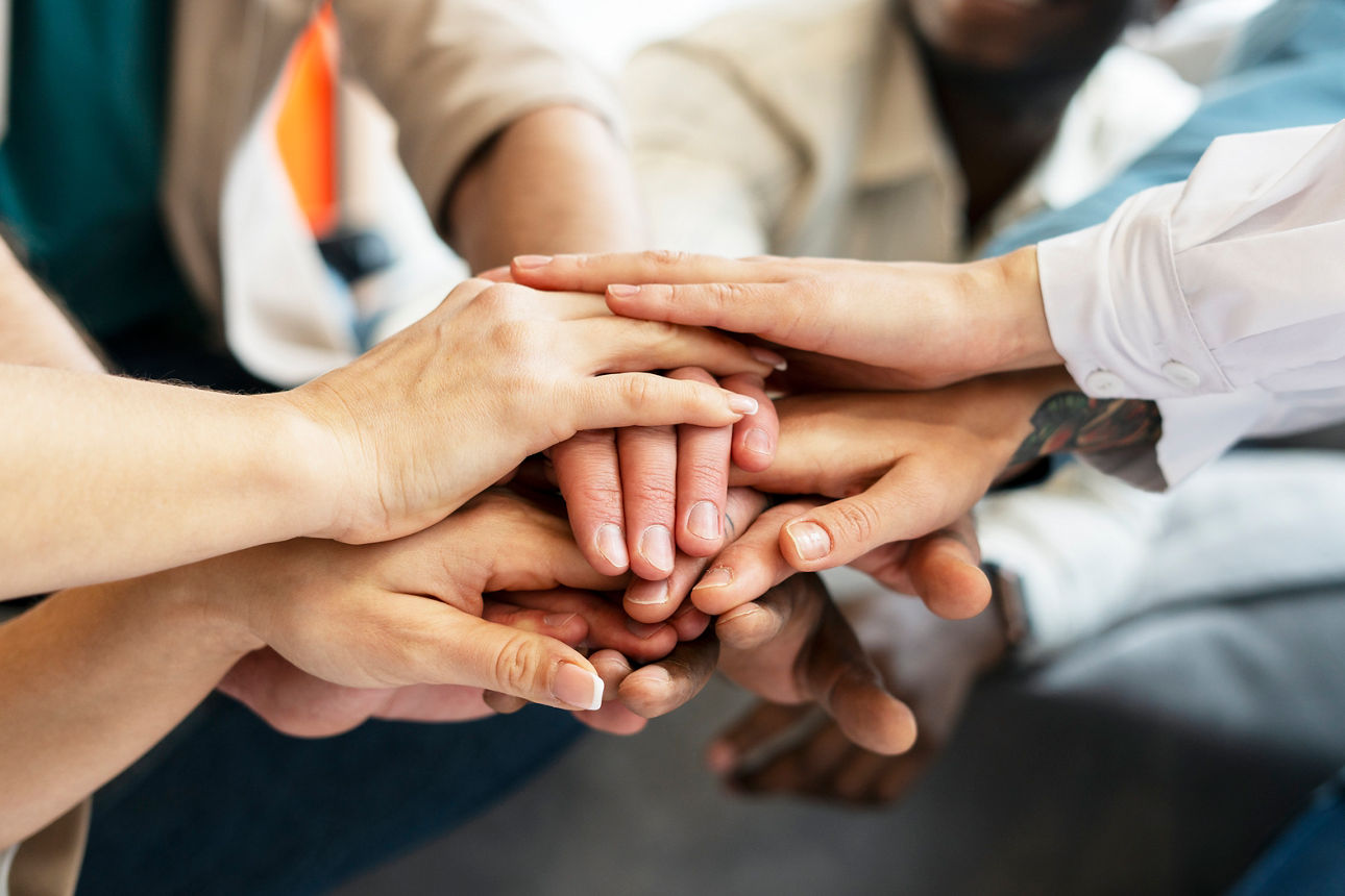 Menschen halten sich an den Händen