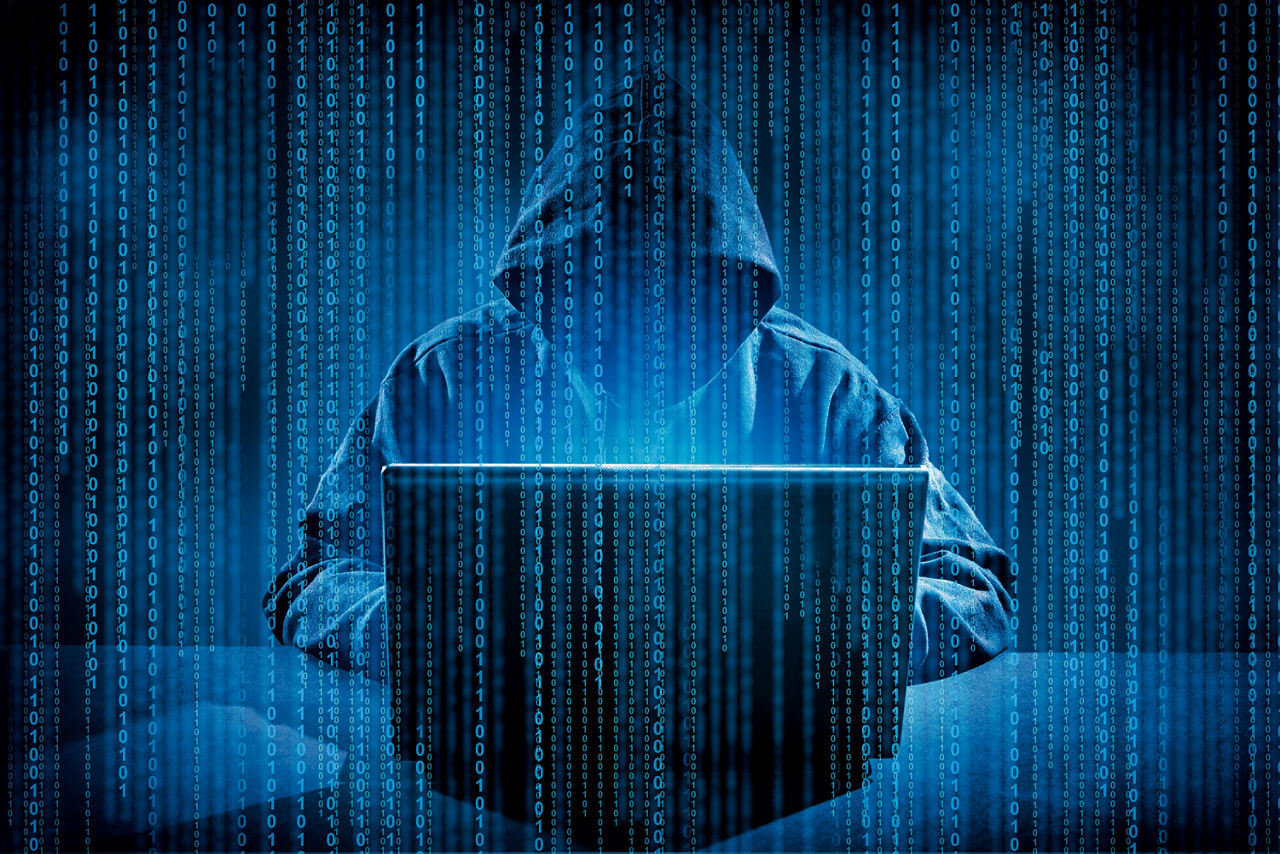 Hacker mit Laptop. Das Internet hacken.