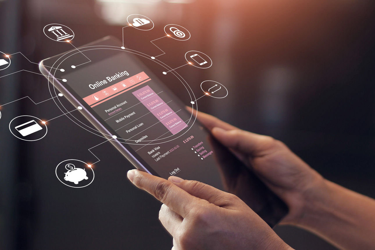 Mann beim Online-Banking_Symbol auf dem Tablet-Bildschirm im Café.