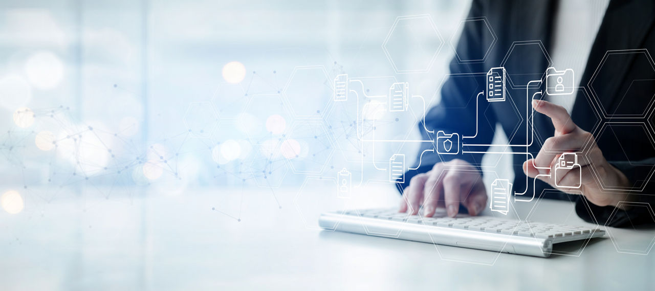 Eine Person bedient Tastatur und digitale Symbole