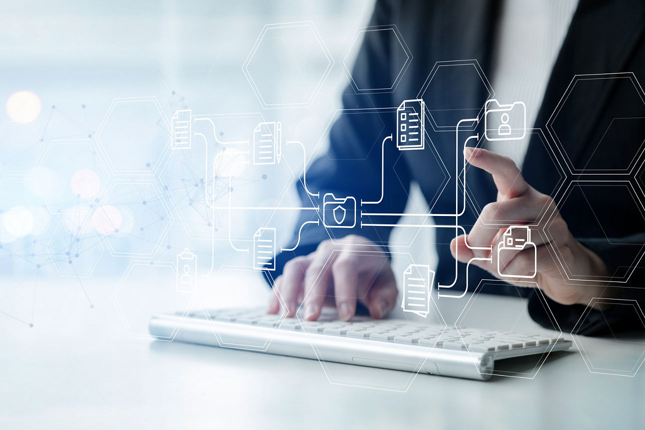Eine Person bedient Tastatur und digitale Symbole