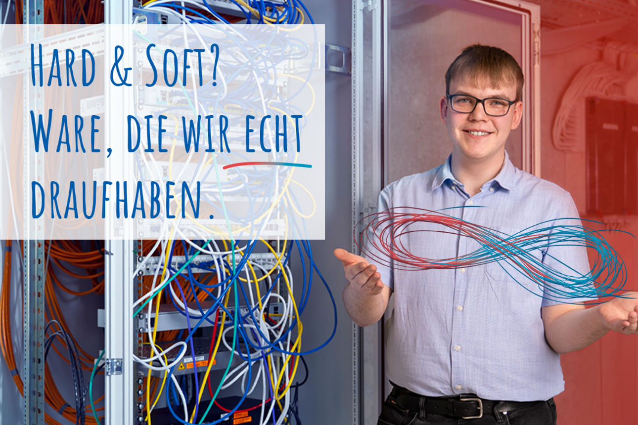 Ein Azubi steht vor einem Netzwerkschrank mit einer virtuellen Kabelschlaufe schwebend über den Händen