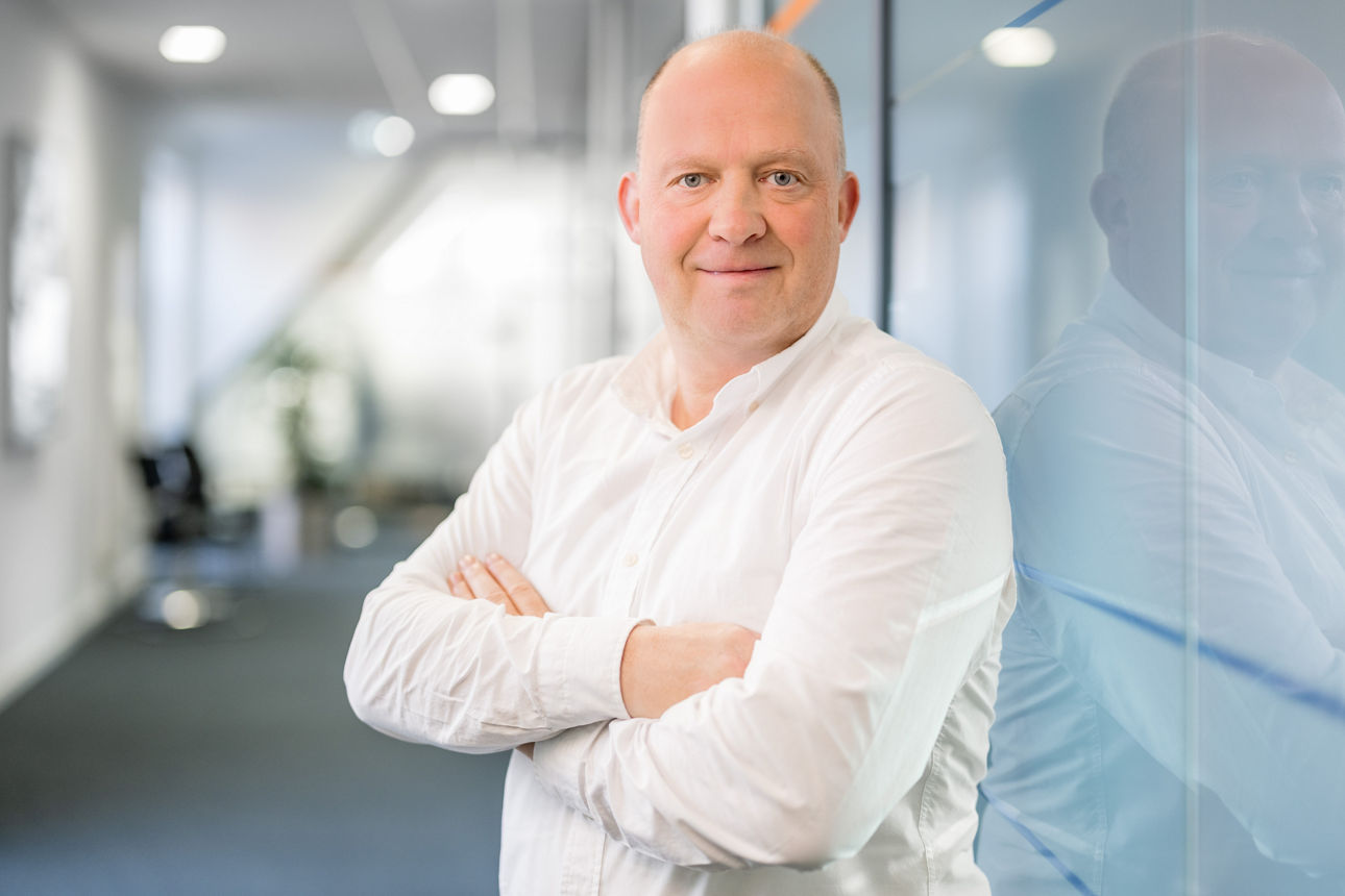 Ein Mann schaut in die Kamera