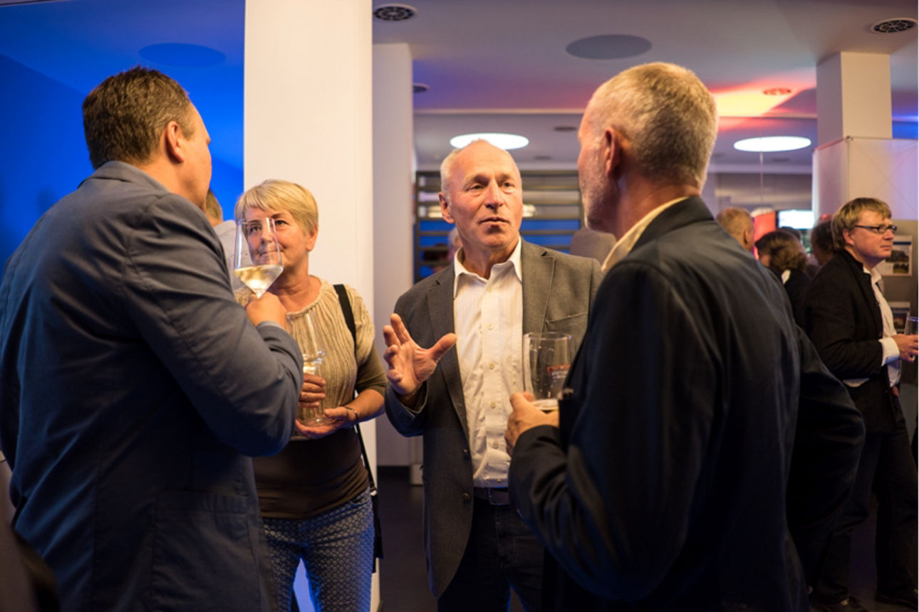 Feierliche Eröffnung - Besucher sprechen miteinander