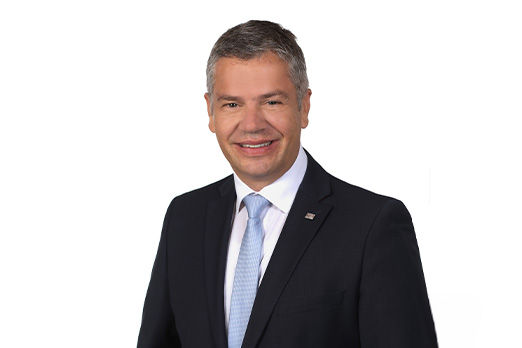 Freundlich lächelnder Mann im Anzug, unser stellvertretender Geschäftsstellenleiter Gerzen Bernd Dirnberger