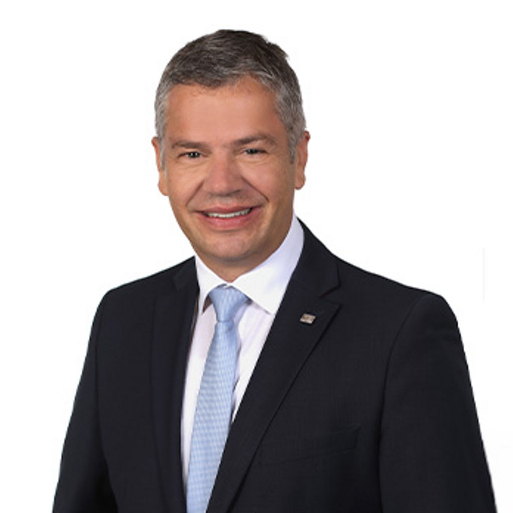 Freundlich lächelnder Mann im Anzug, unser stellv. Geschäftsstellenleiter Gerzen Bernd Dirnberger