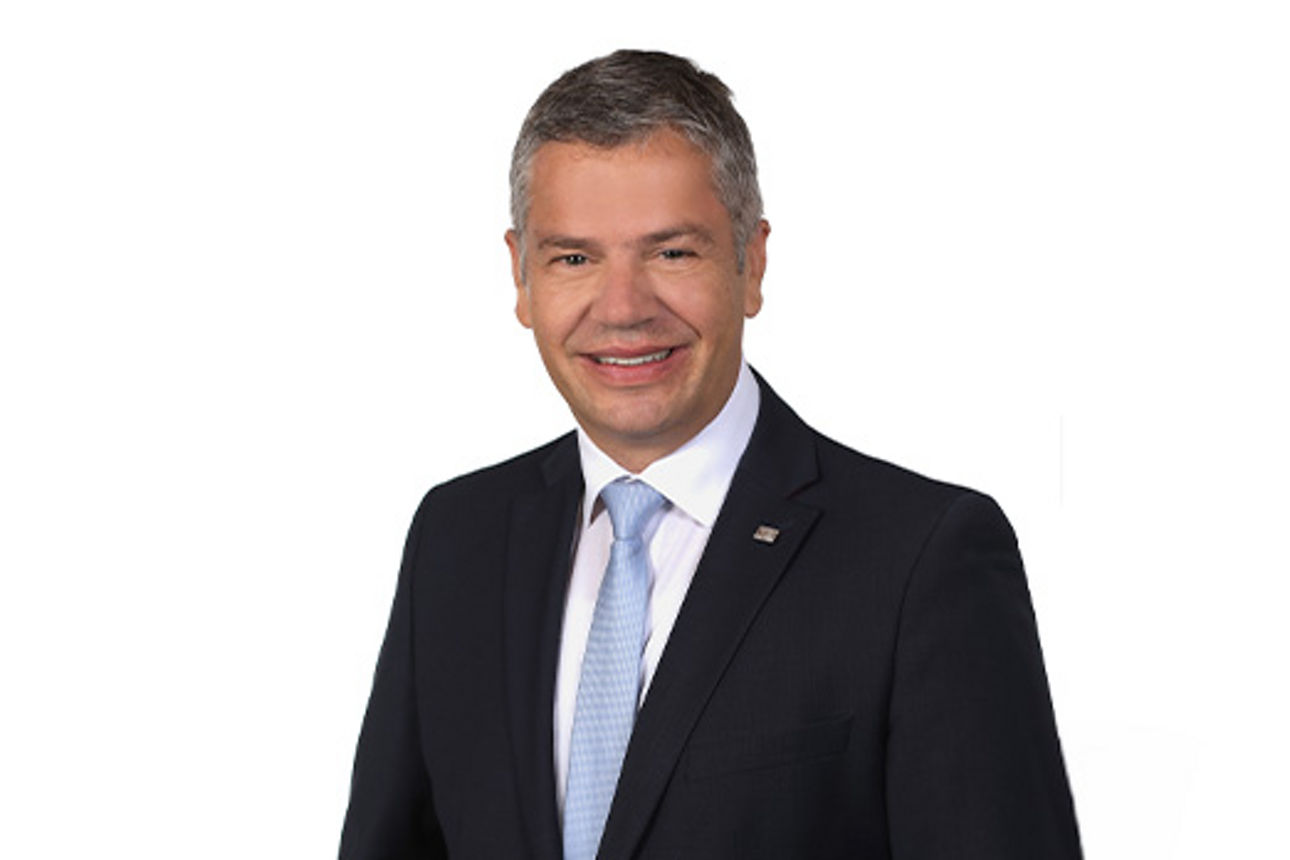 Freundlich lächelnder Mann im Anzug, unser stellvertretender Geschäftsstellenleiter Gerzen Bernd Dirnberger