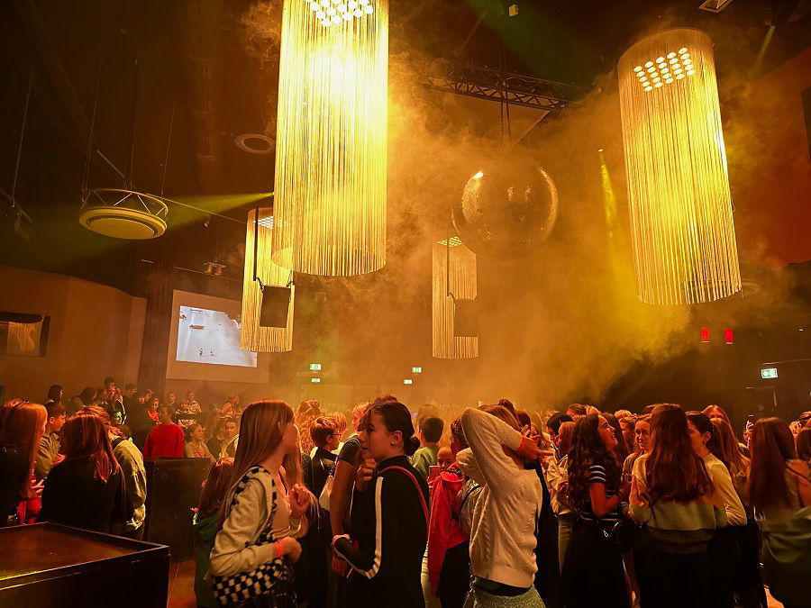 Junge Leute feiern in der Disco