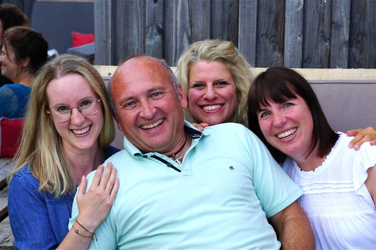 Lächelnde Mitarbeitende der Westkreis