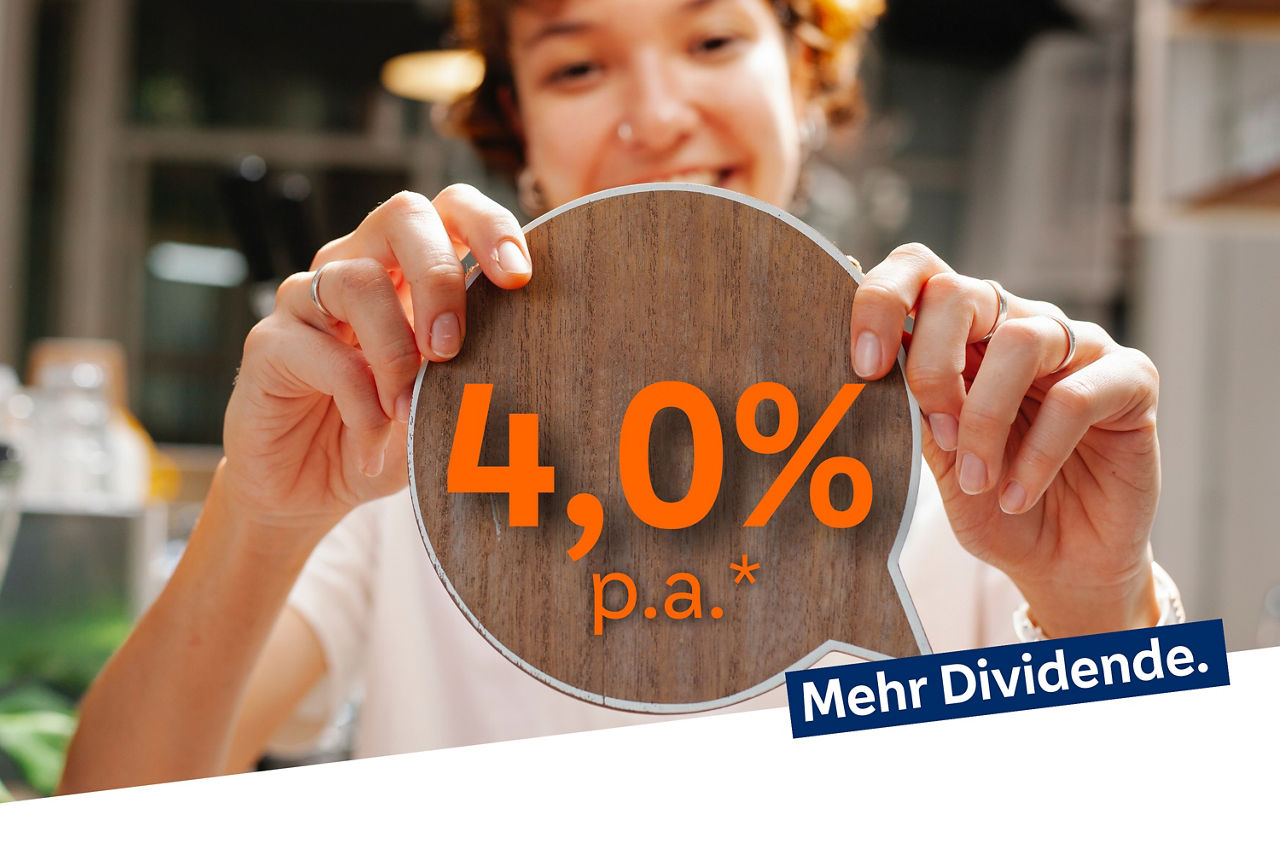 4,0 % Dividende werden auf einem Holzschild hochgehalten