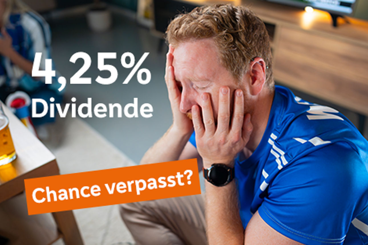 Ein Mann in blauem Shirt sitzt mit besorgtem Gesichtsausdruck am Tisch. Links im Bild steht der Text ‚4,25% Dividende‘ sowie 