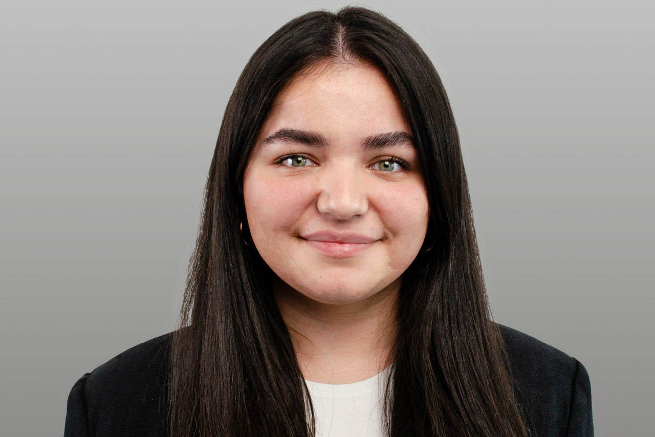 Kundenberatin Jana Doberschütz vor grauen Hintergrund