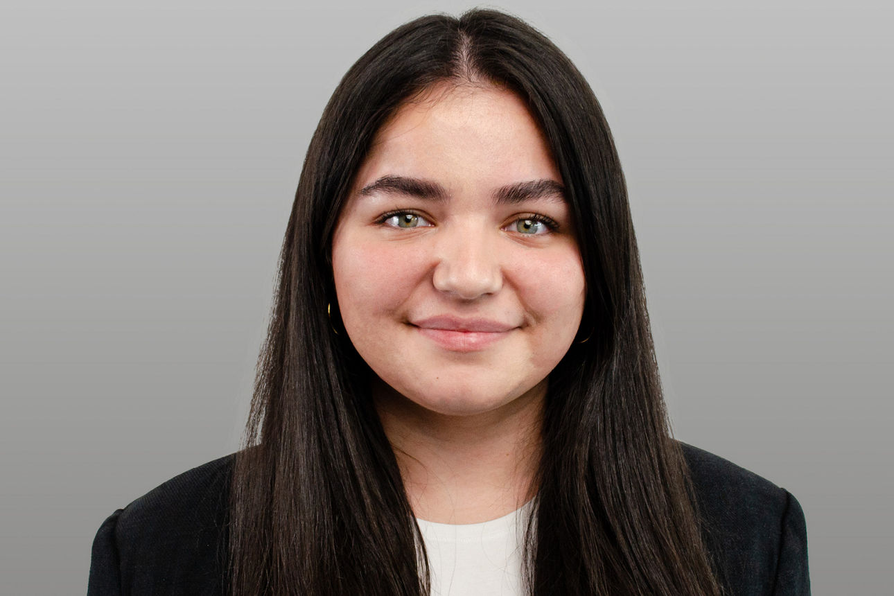 Kundenberatin Jana Doberschütz vor grauen Hintergrund