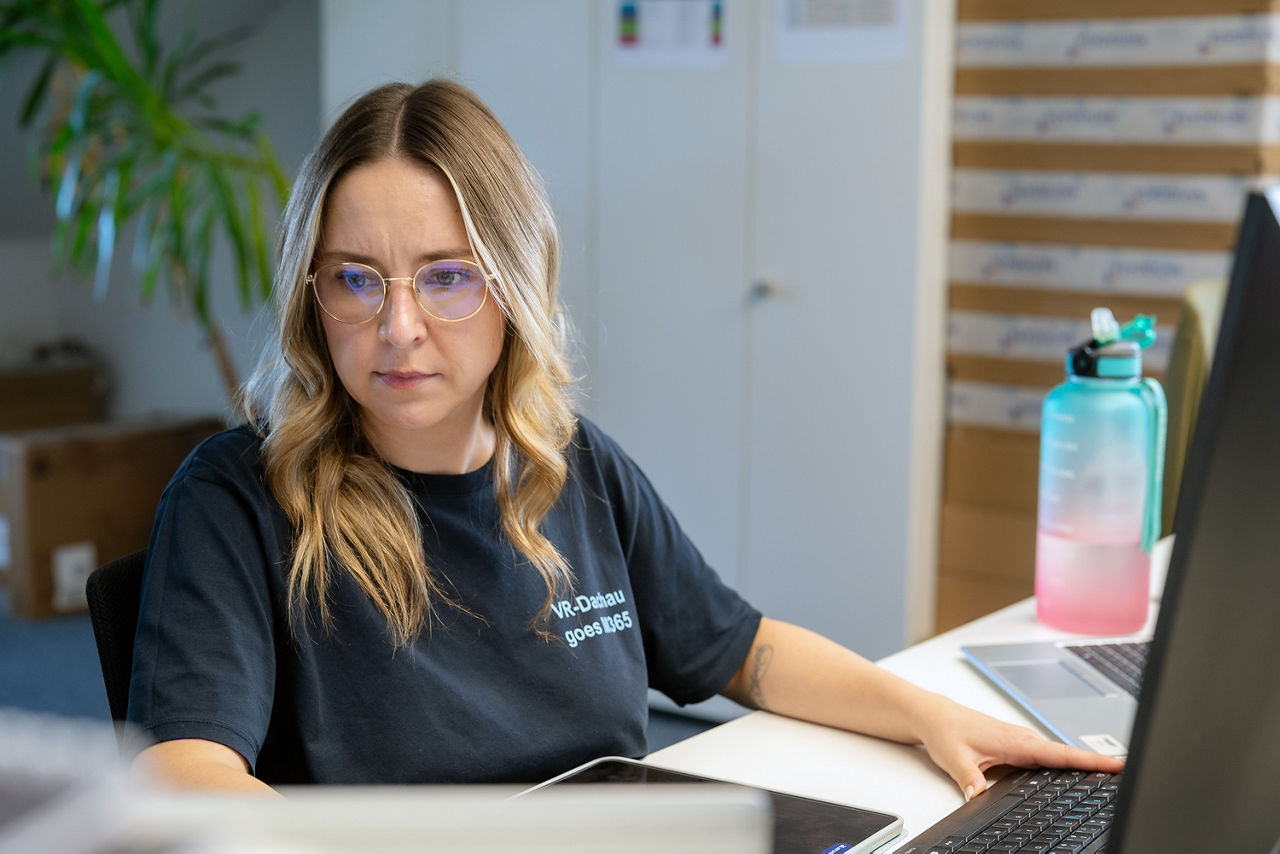 Frau sitzt am Computer