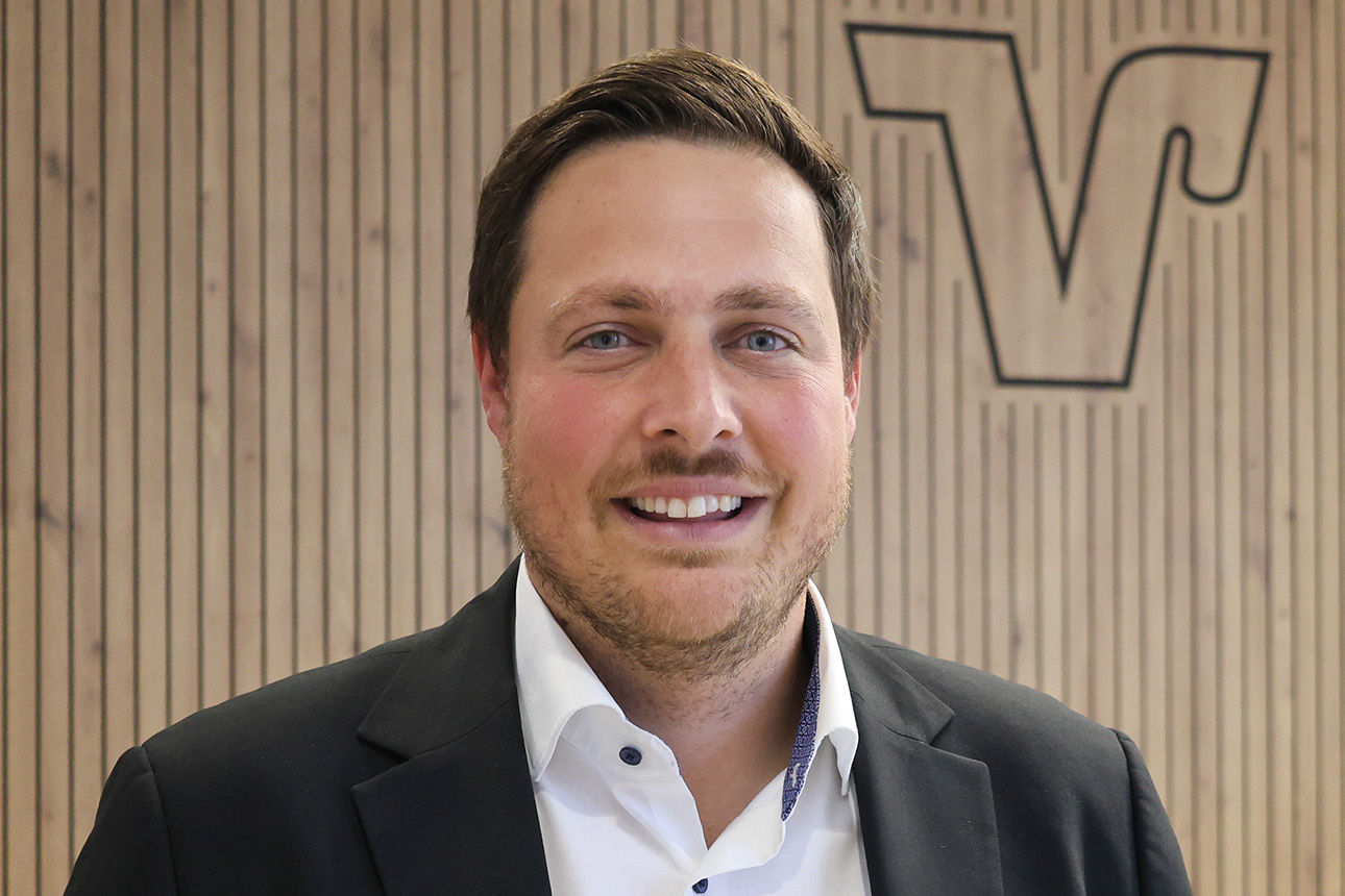 Regionalmarkleiter von Dingolfing Dominik Kallmeier lächelt