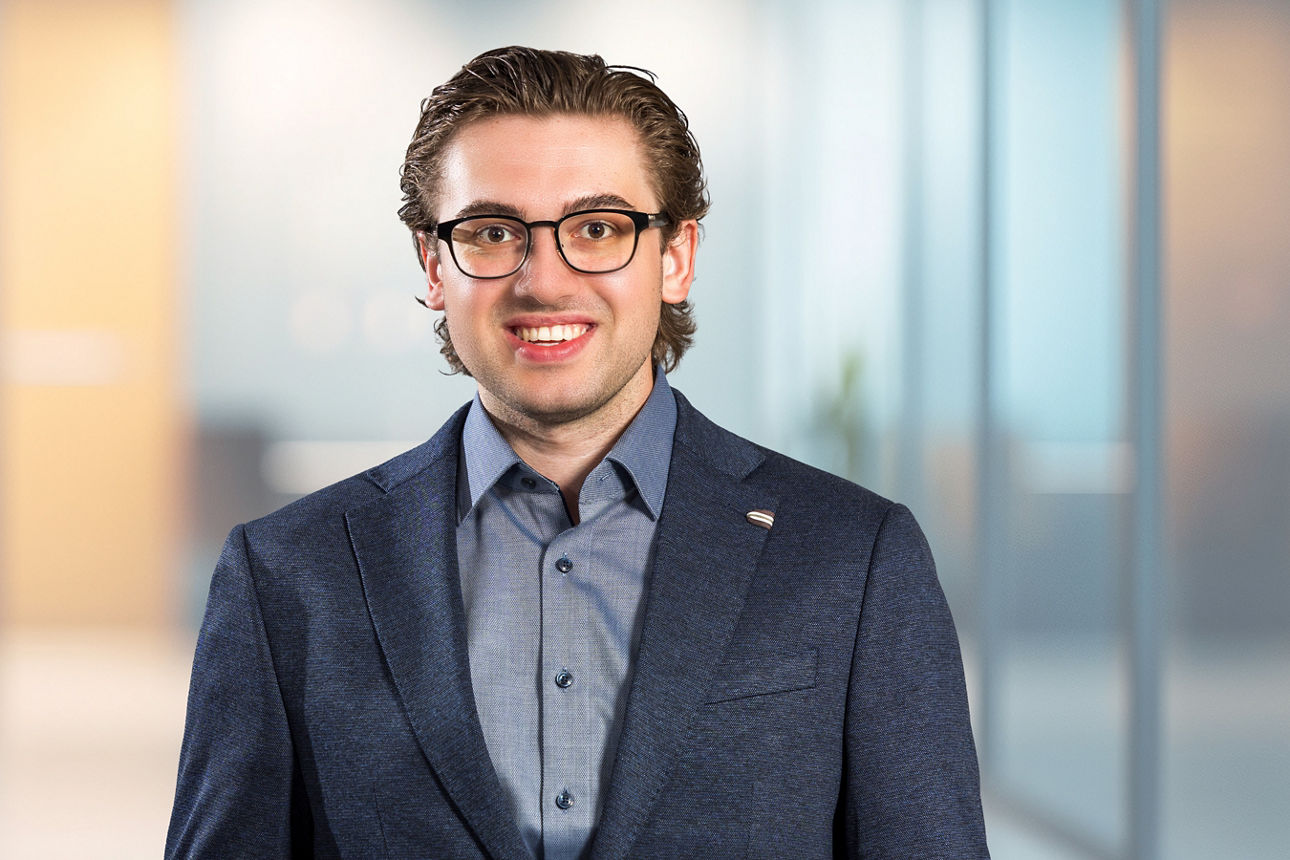 Tobias Donat, Auszubildender bei der Volksbank Bochum Witten eG lächelt in die Kamera