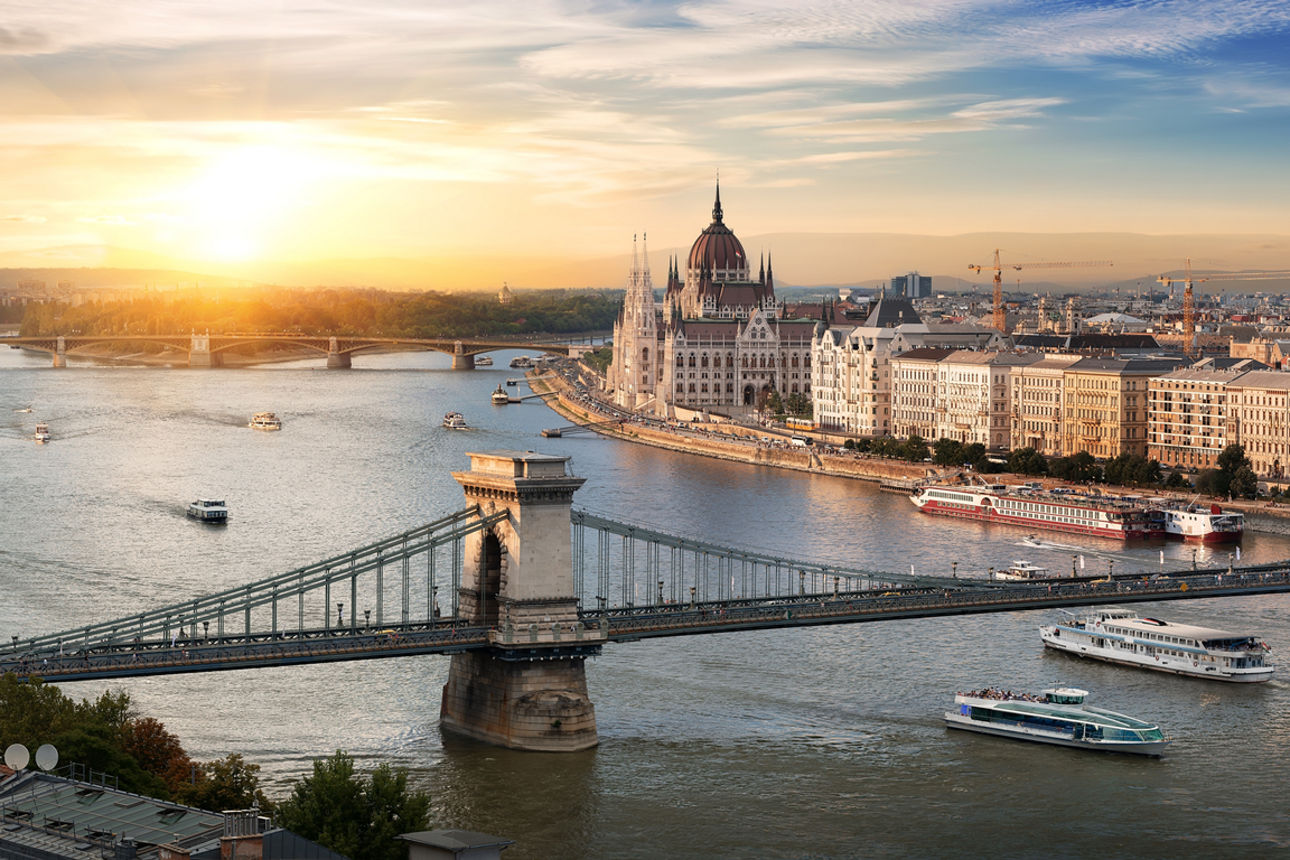 Blick auf die Wahrzeichen von Budapest bei wunderschönem Sonnenuntergang