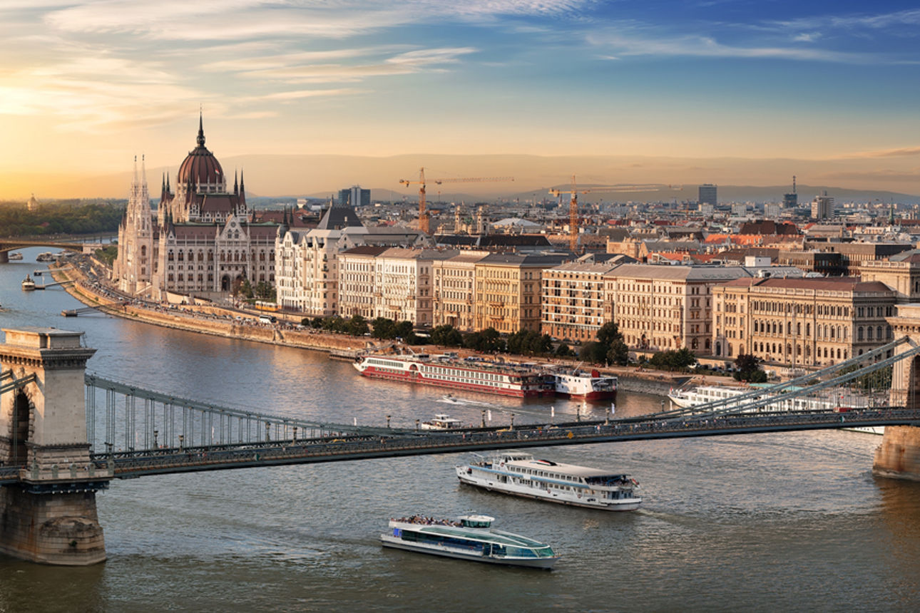 Blick auf das Wahrzeichen von Budapest beim Sonnenuntergang