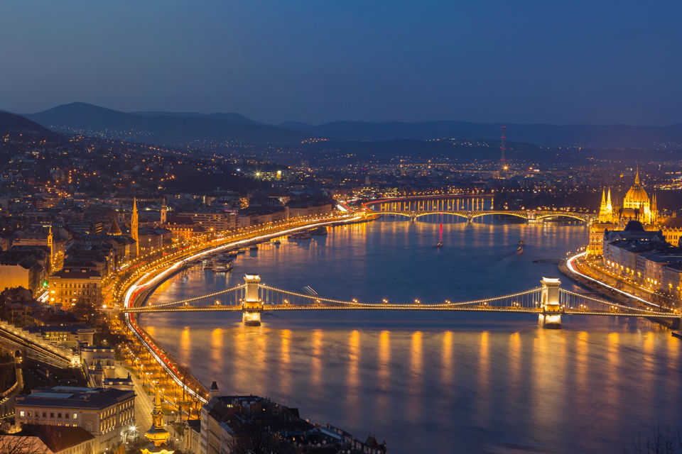 Budapest Stadtbild mit Matthiaskirche, Kettenbrücke und Parlament