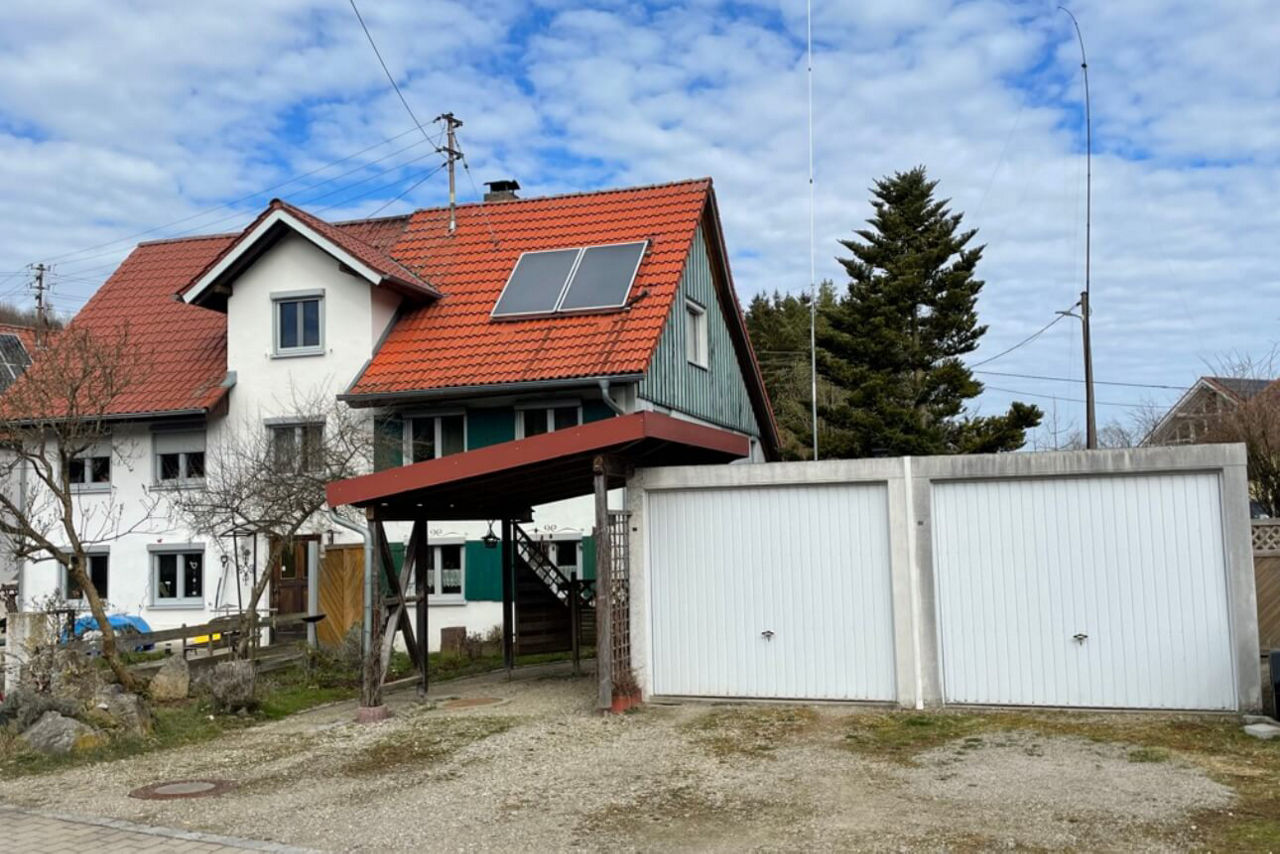 Außenansicht einer Doppelhaushälfte mit zwei Garagen