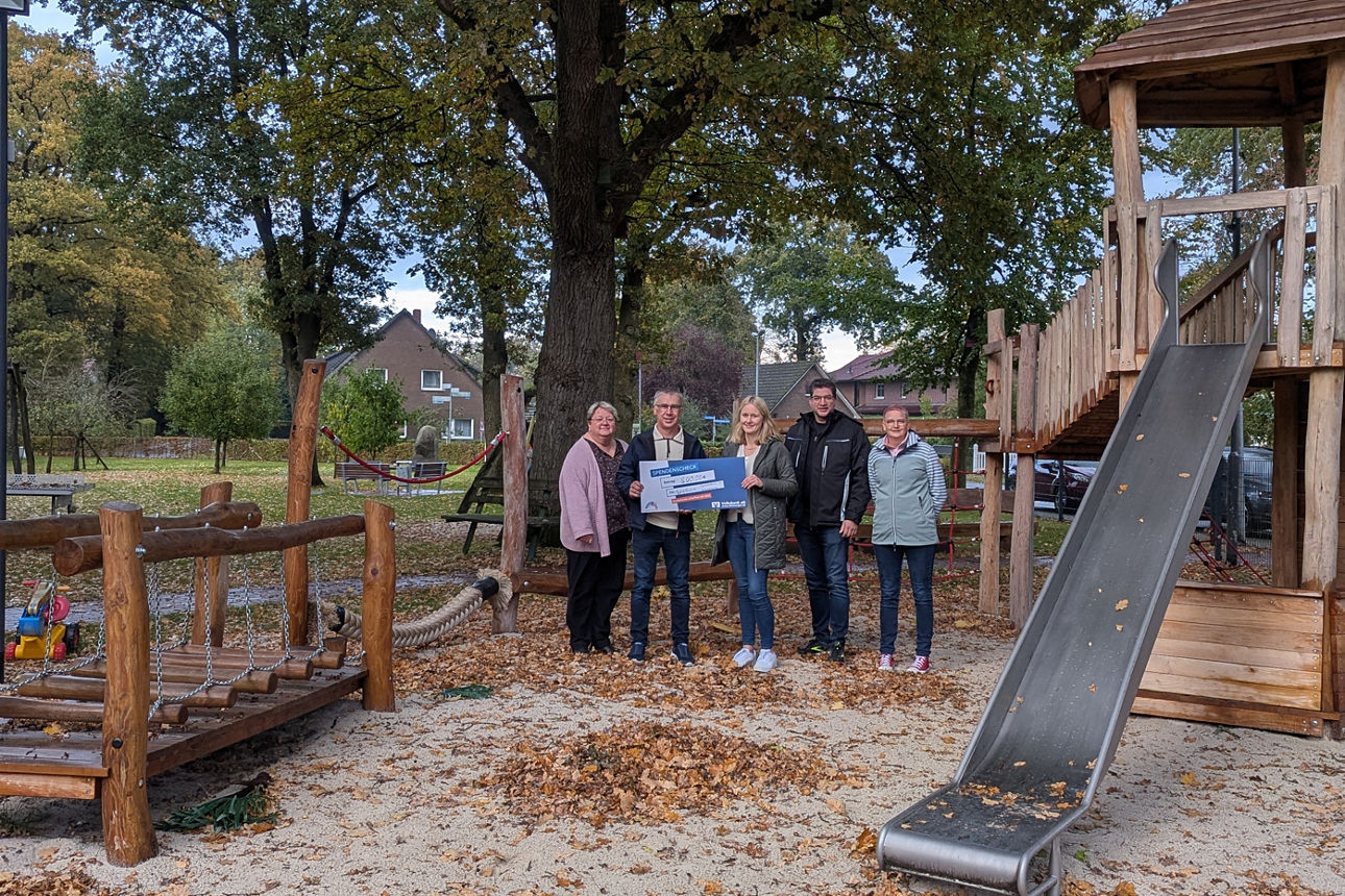 Spendenübergabe mit der Dorfgemeinschaft Kleinenging