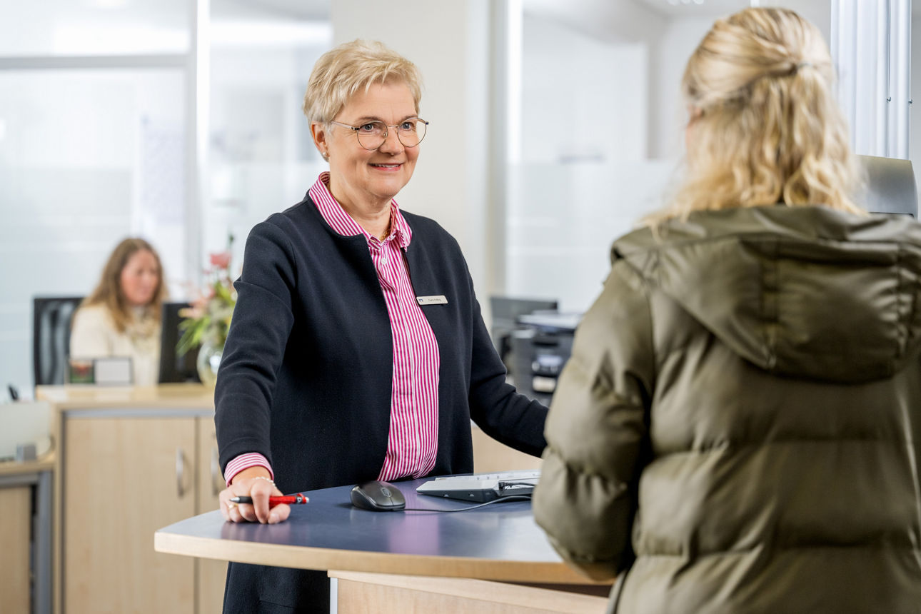 Ein Bankmitarbeiterin berät eine Kundin