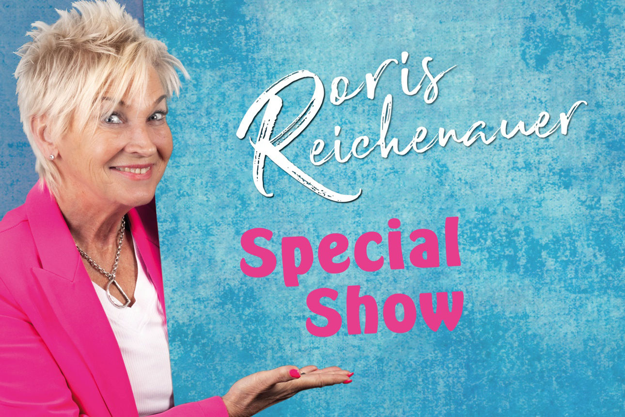 Doris Reichenauer zeigt auf den Schriftzug "Special Show"