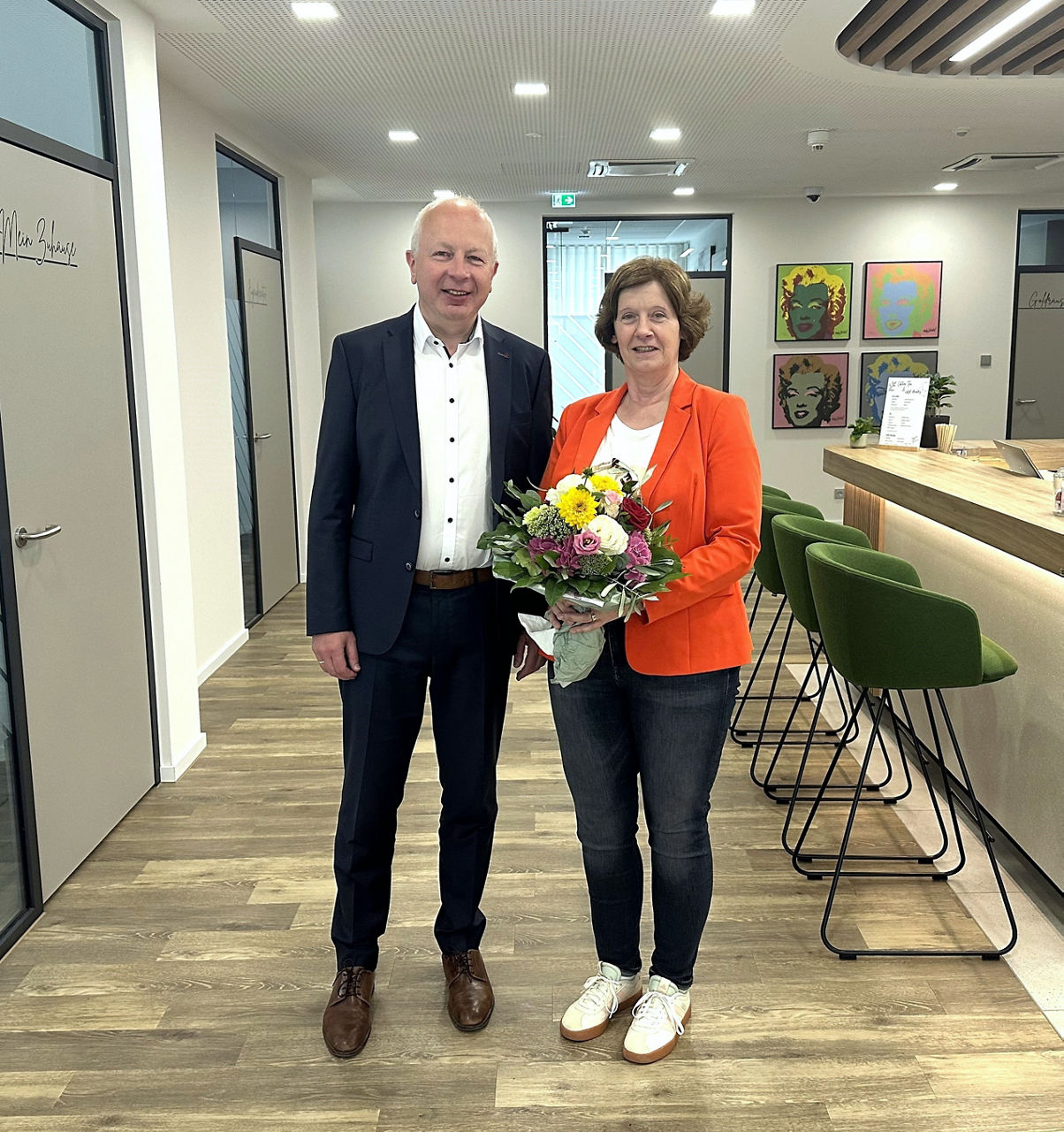 Ein Mann und eine Frau mit Blumenstrauss