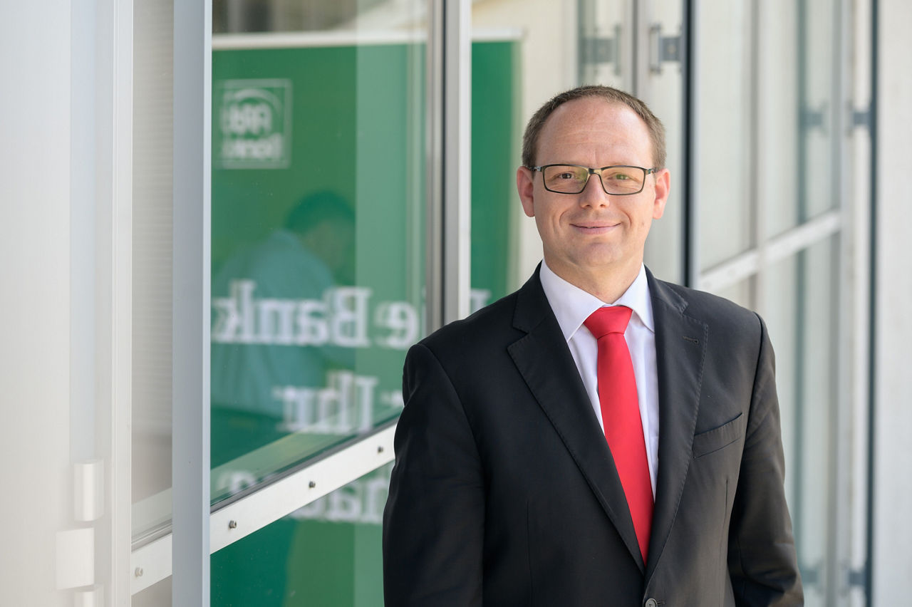 Herr Thorsten Dossow, stellv. Aufsichtsratsvorsitzender, ist auf dem Bild zu sehen. Er lächelt und schaut in die Kamera. 