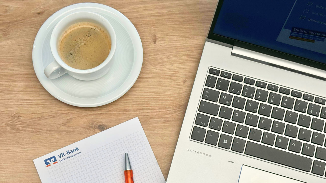 Kaffee, Laptop, Stift und Block