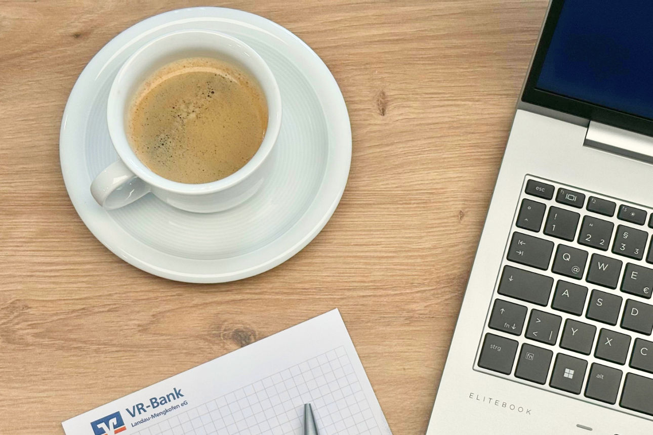 Kaffee, Laptop, Stift und Block