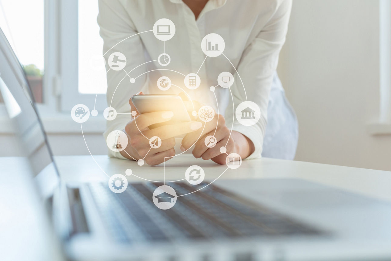 Viele digitale Icons die sich als digitale Animation überhalb eines Notebooks befinden.