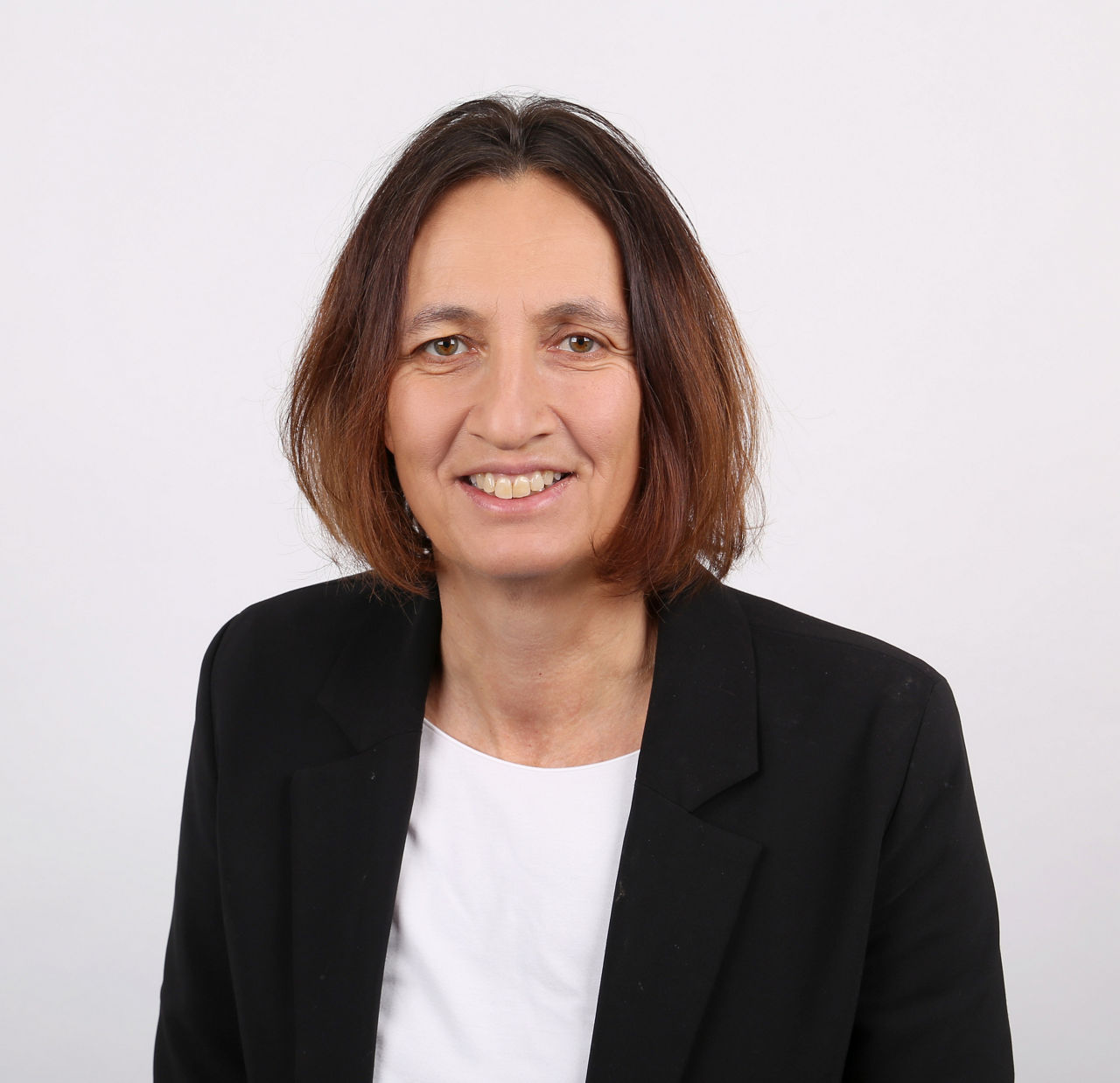 Stellvertretende Aufsichtsratsvorsitzende Frau Dr. Katja Rösch lächelt in die Kamera vor weißem Hintergrund