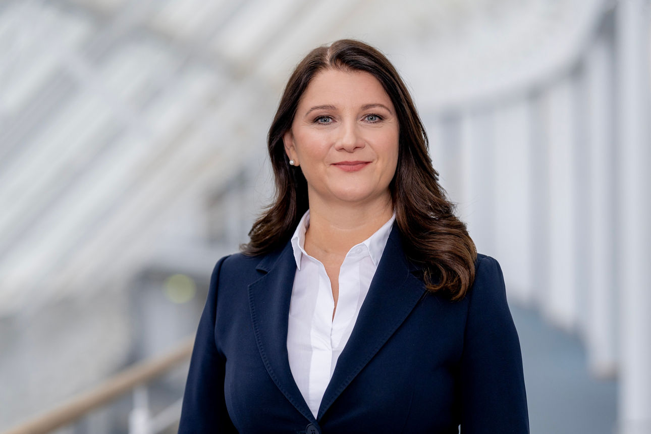 Das Bild zeigt Frau Dragica Mischler, Vorstandsmitglied der R+V Versicherung AG, Finanzen und Risikomanagement