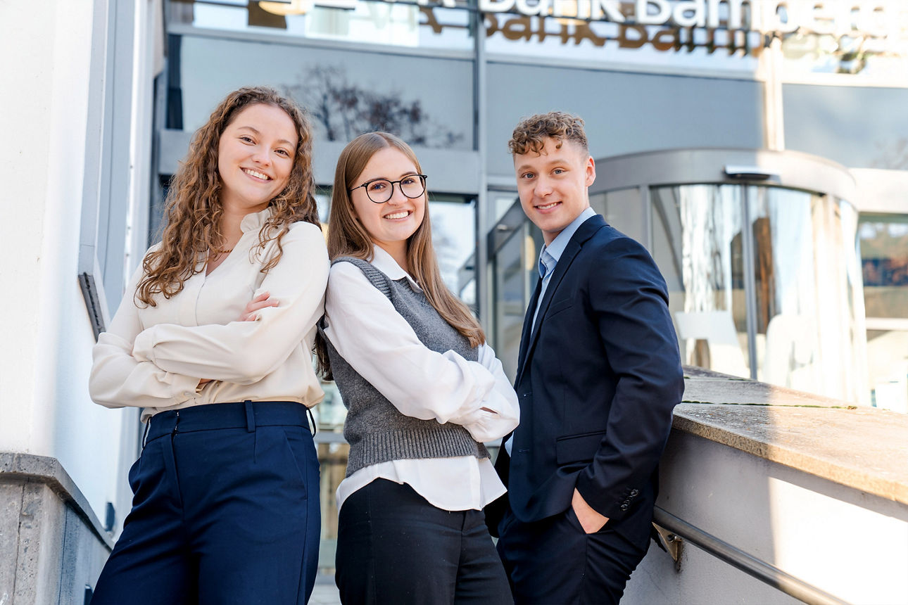 Drei Auszubildende vor dem Kundenzentrum in Bamberg