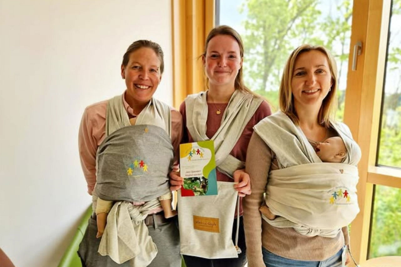 Drei Frauen mit Trageloops für Babys