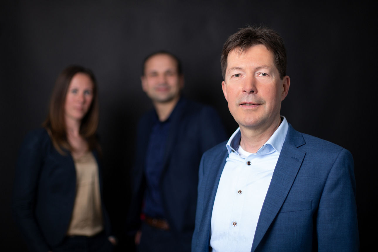 Portrait Klaus Heyng, im Hintergrund: Natalie Neugebauer und Sven Olbrich