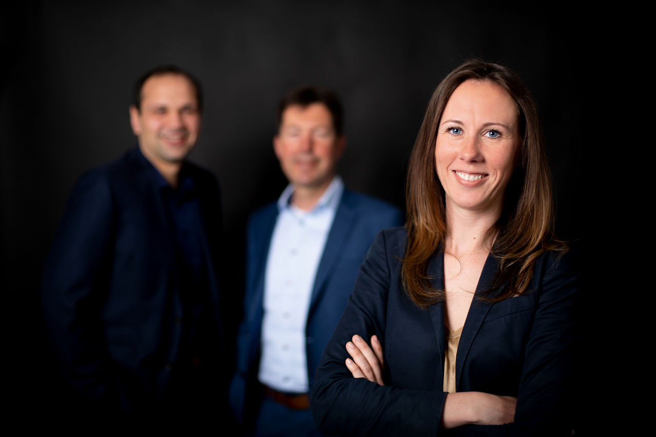Portrait Natalie Neugebauer - im Hintergrund: Sven Olbrich und Klaus Heyng