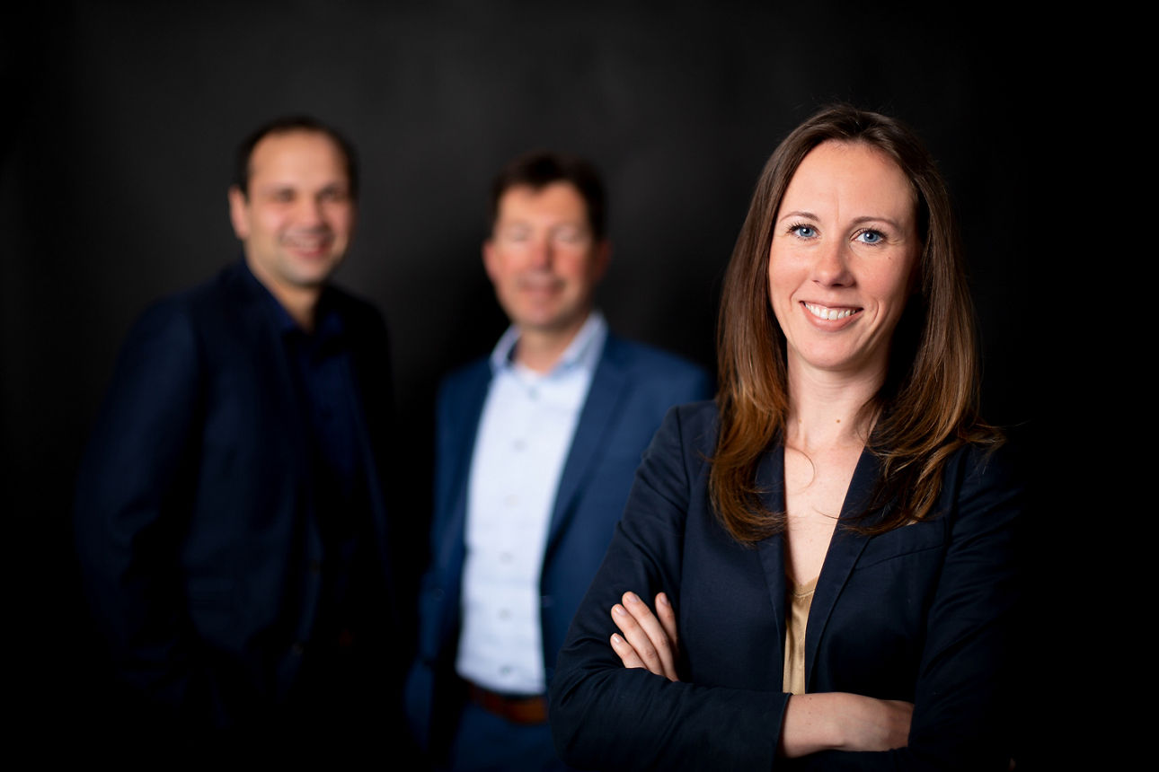 Portrait Natalie Neugebauer - im Hintergrund: Sven Olbrich und Klaus Heyng