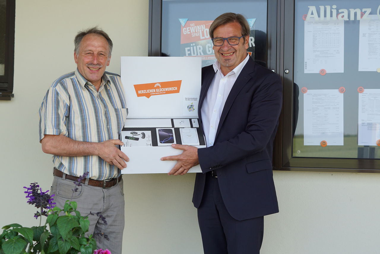 Josef Drexl hat in Juni Ziehung 2025 vom Gewinnsparen ein Apple Set gewonnen und erhält es von Peter Schwanghard
