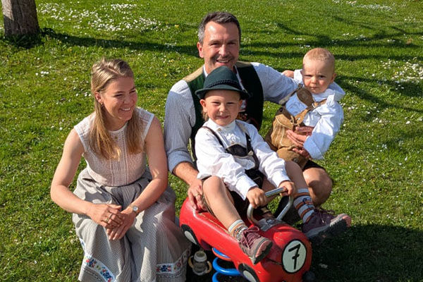Eine Familie ist auf einer Wiese und hat Spaß