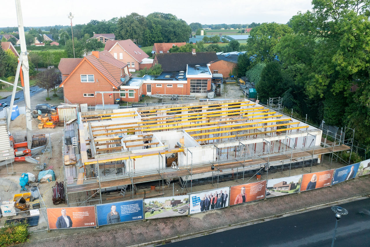 Neubau schreitet voran: Verblendungsarbeiten sind gestartet