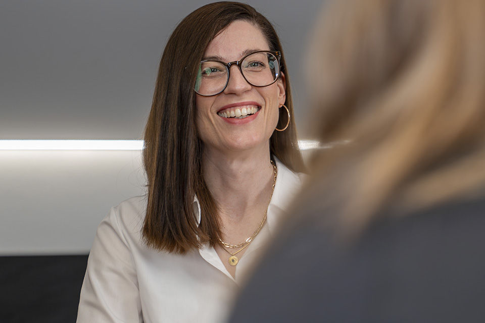 Eine lächelnde Frau im Dialog