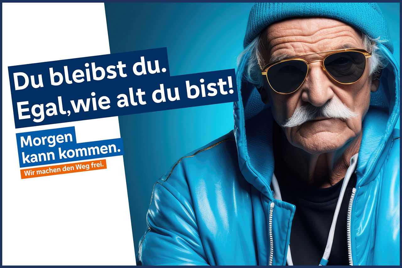 Ein äterer Mann mit einer blauen Mütze, einem blauen Kaputzenpullover und einer Sonnenbrille. Auf dem Schriftzug steht Du bleibst du. Egal wie alt zu bist.