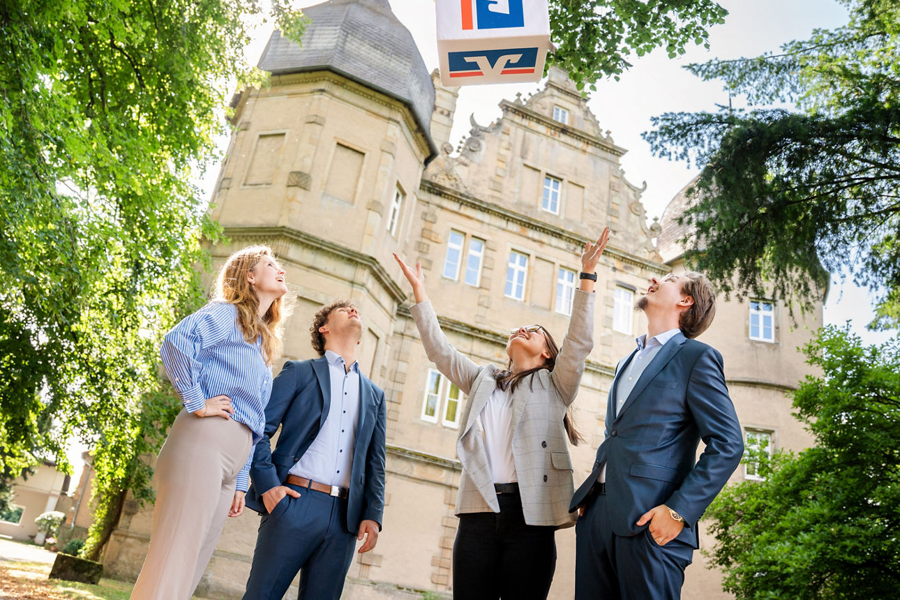 Volksbank Mitarbeiter vorm Schloss Barntrup