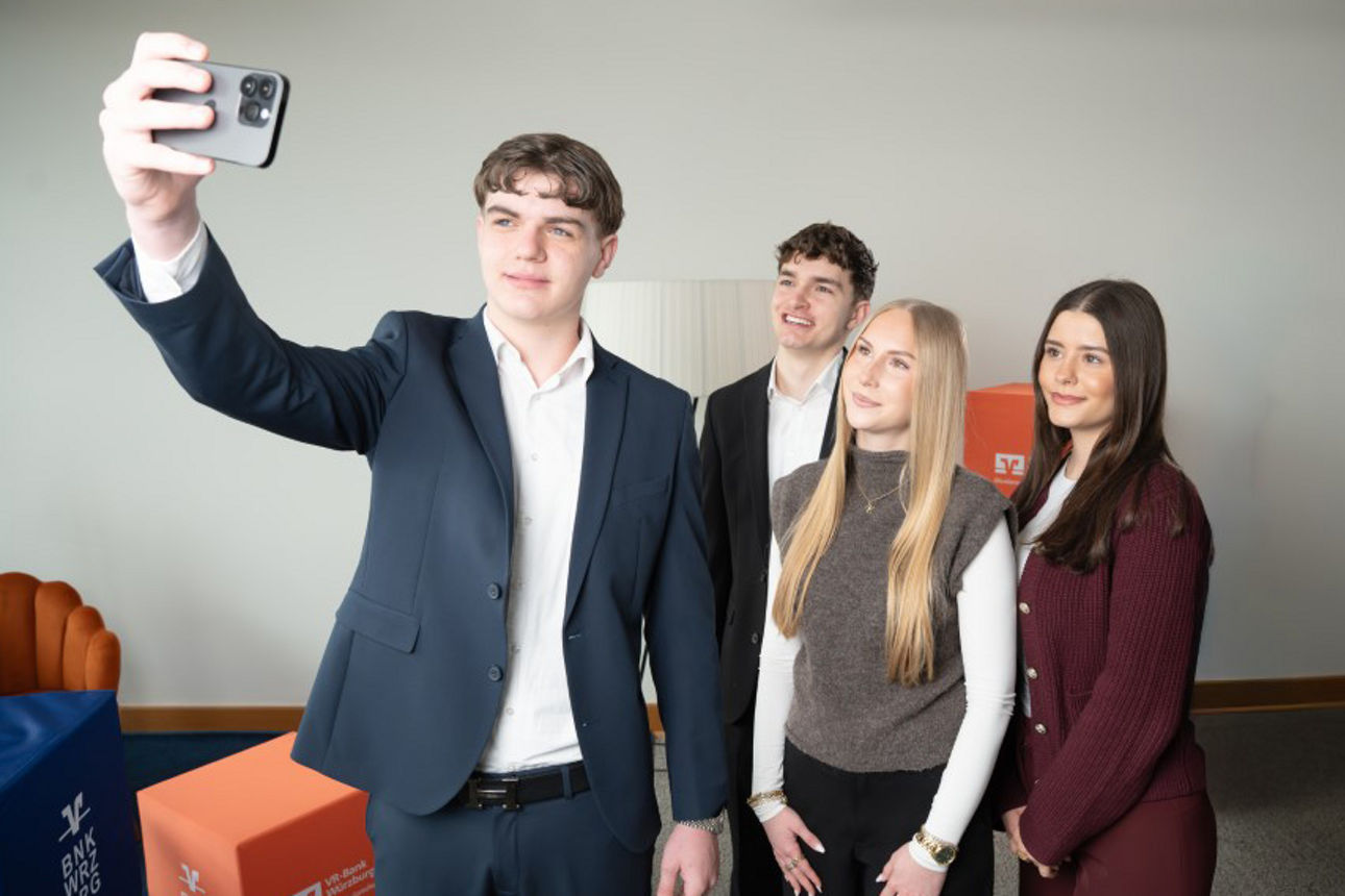 Junge Leute machen gemeinsam ein Selfie