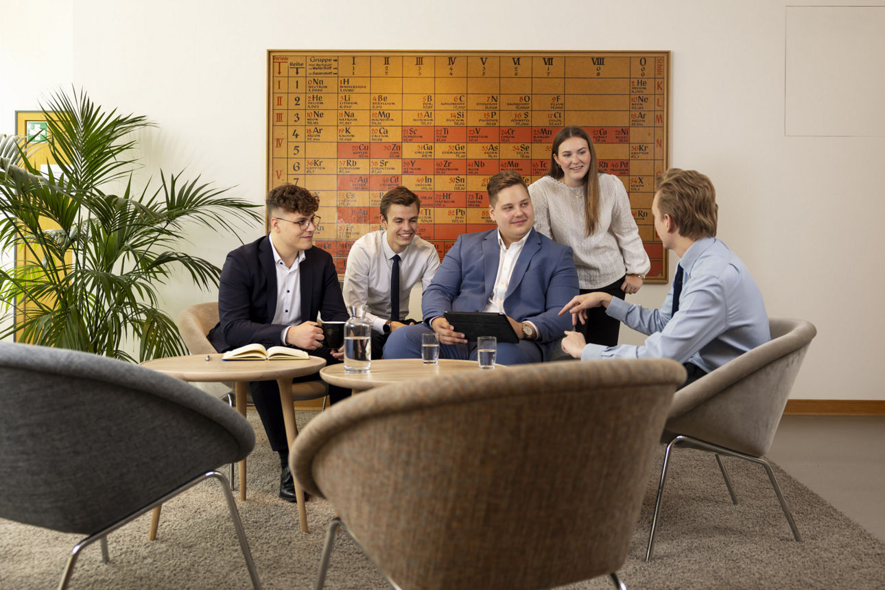 Junge Leute im Bistro des MOZ der VR-Bank Würzburg