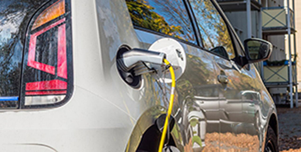 Ein E-Auto wird geladen
