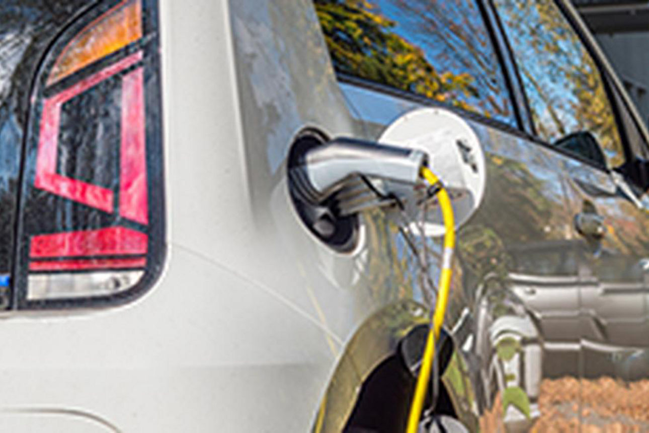 Ein E-Auto wird geladen